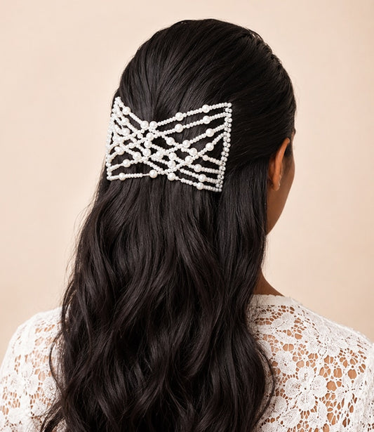 Model met een ez comb parels crèmekleurig
