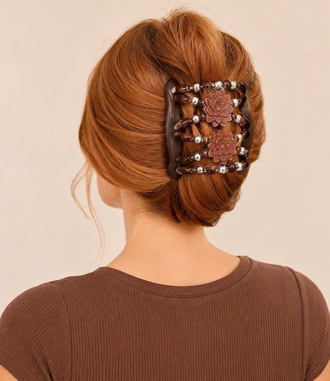 Model met een Ez comb bloemen en houten kralen bruin