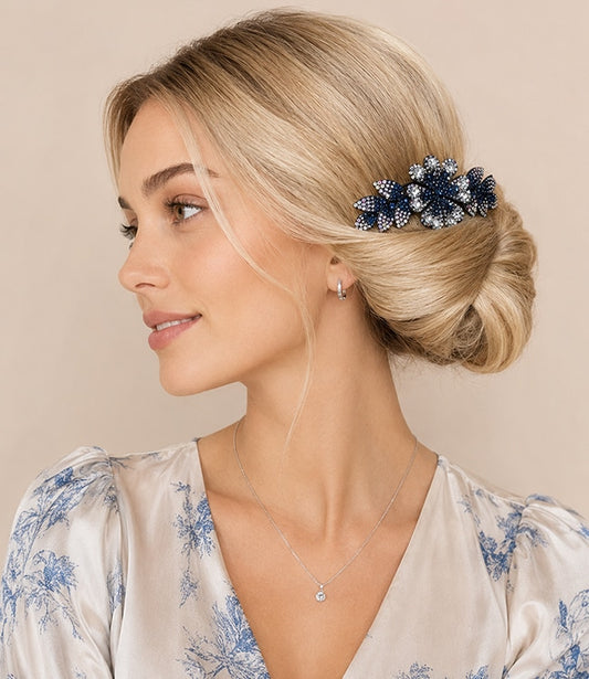 Model met een haarkam zwart bloem met bladeren