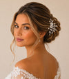 Model met een haarkam zilverkleurig lovely flowers