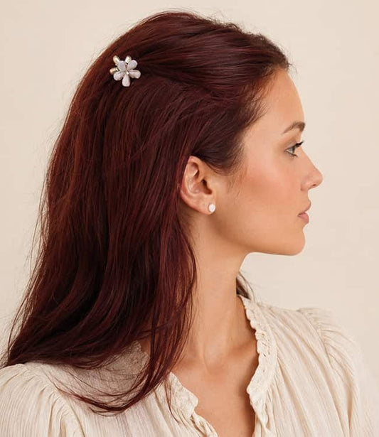 Model met haarklemmetjes in een bloem vorm. in de kleur goudkleurig is voor dun haar.