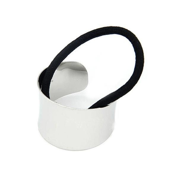 Haircuff zilverkleurig met een zwart haarelastiek