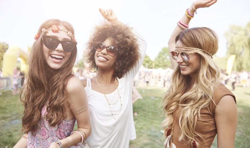 Vrouwen die feesten op een festival met haarbanden in het haar